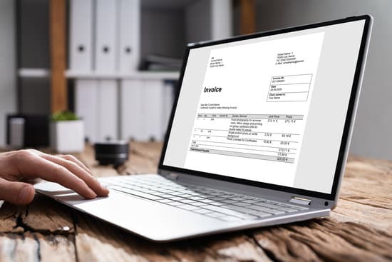 Nota fiscal eletrônica em laptop